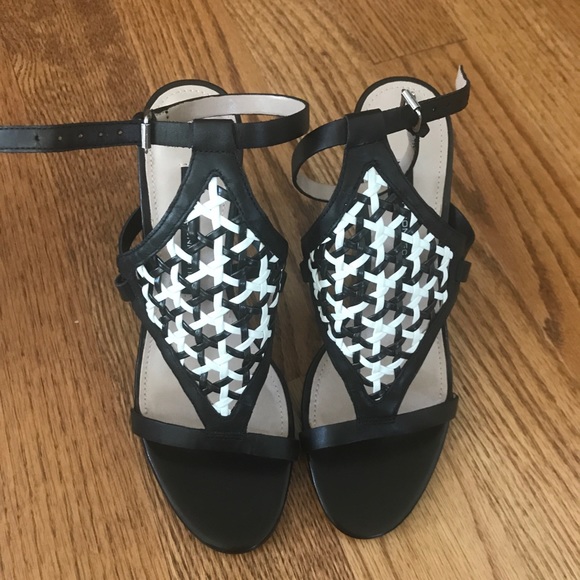 New French Connection Linny Sandal. 7.5 - Picture 3 of 10